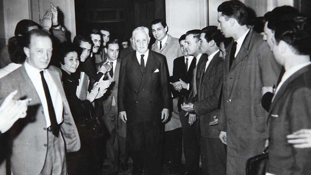 El presidente Arturo Illia abandona la Casa de Gobierno, ocupada por los militares, junio de 1966