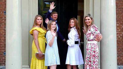Máxima y Guillermo de Holanda con sus hijas en la residencia real