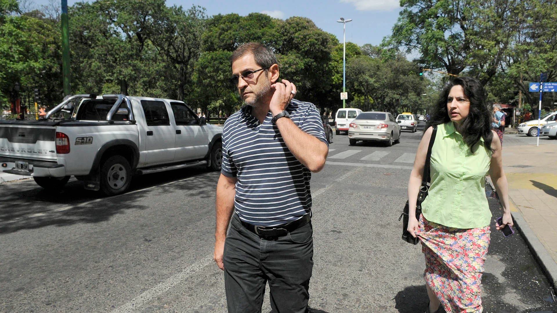Sergio Shoklender compareciendo en 2012 en los tribunales Tucumán por no pagar la cuota alimentaria; a la derecha, Belén Schneer