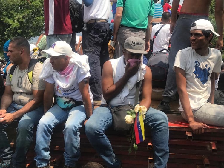La PolicÃ­a Bolivariana reprime con gases a los venezolanos que quieren cruzar la frontera con la ayuda humanitaria. (RomÃ¡n Lejtman)