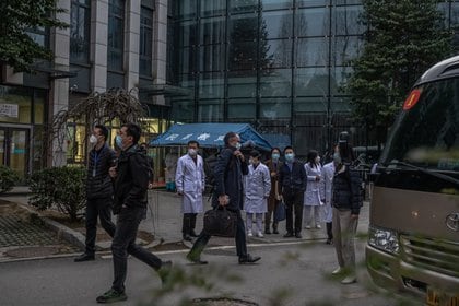 El jefe de la misión de la Organización Mundial de la Salud (OMS), Peter Ben Embarek (c) a su salida del Hospital Provincial de Medicina China y Occidental de Hubei, en Wuhan, China, el pasado 29 de enero. EFE/EPA/ROMAN PILIPEY/Archivo
