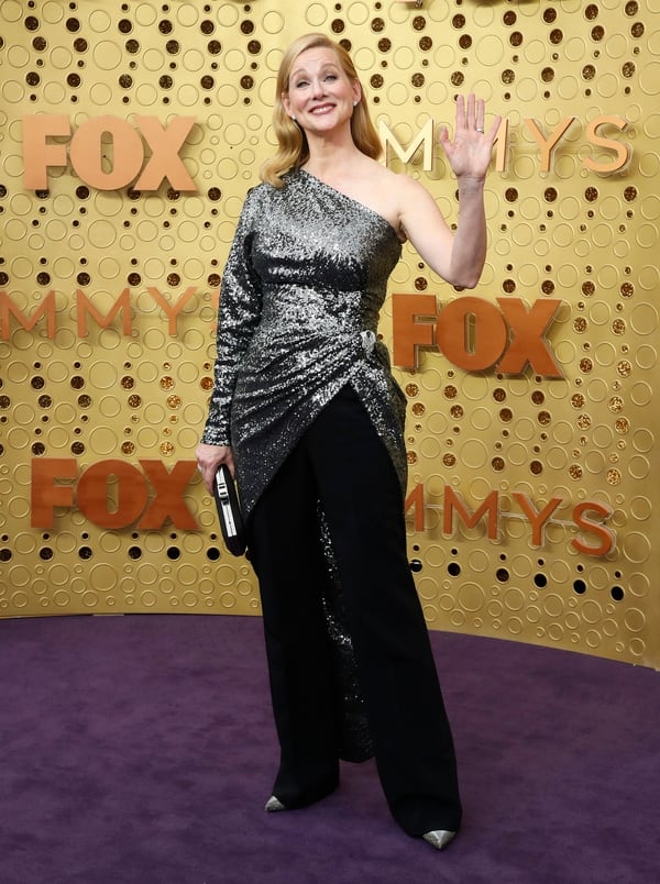 Laura Linney, nominada por su papel protagónico en Ozark lució un conjunto de dos piezas: una blusa de paillettes asimétrica de una sola manga en plateado y pantalón negro
