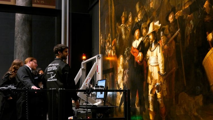 Técnicos e investigadores controlan el equipo de última generación que será utilizado para el estudio y restauración de “La ronda nocturna” de Rembrandt en el Rijksmuseum de Amsterdam (Foto: AP)