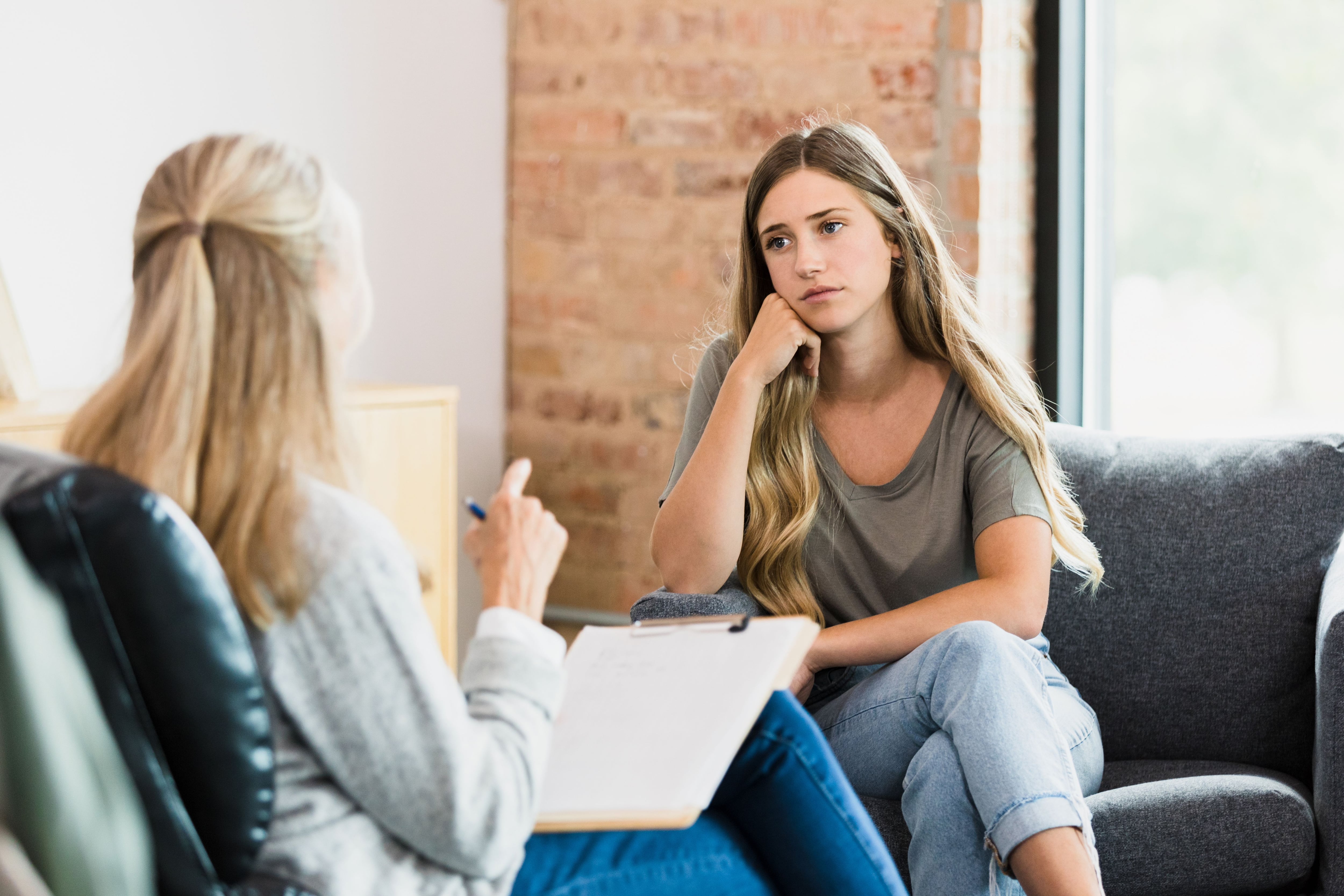 La ansiedad social se trata de buscar sostén y soporte emocional pero, particularmente, adquiriendo herramientas específicas. La terapia cognitiva comportamental ofrece buenos resultados