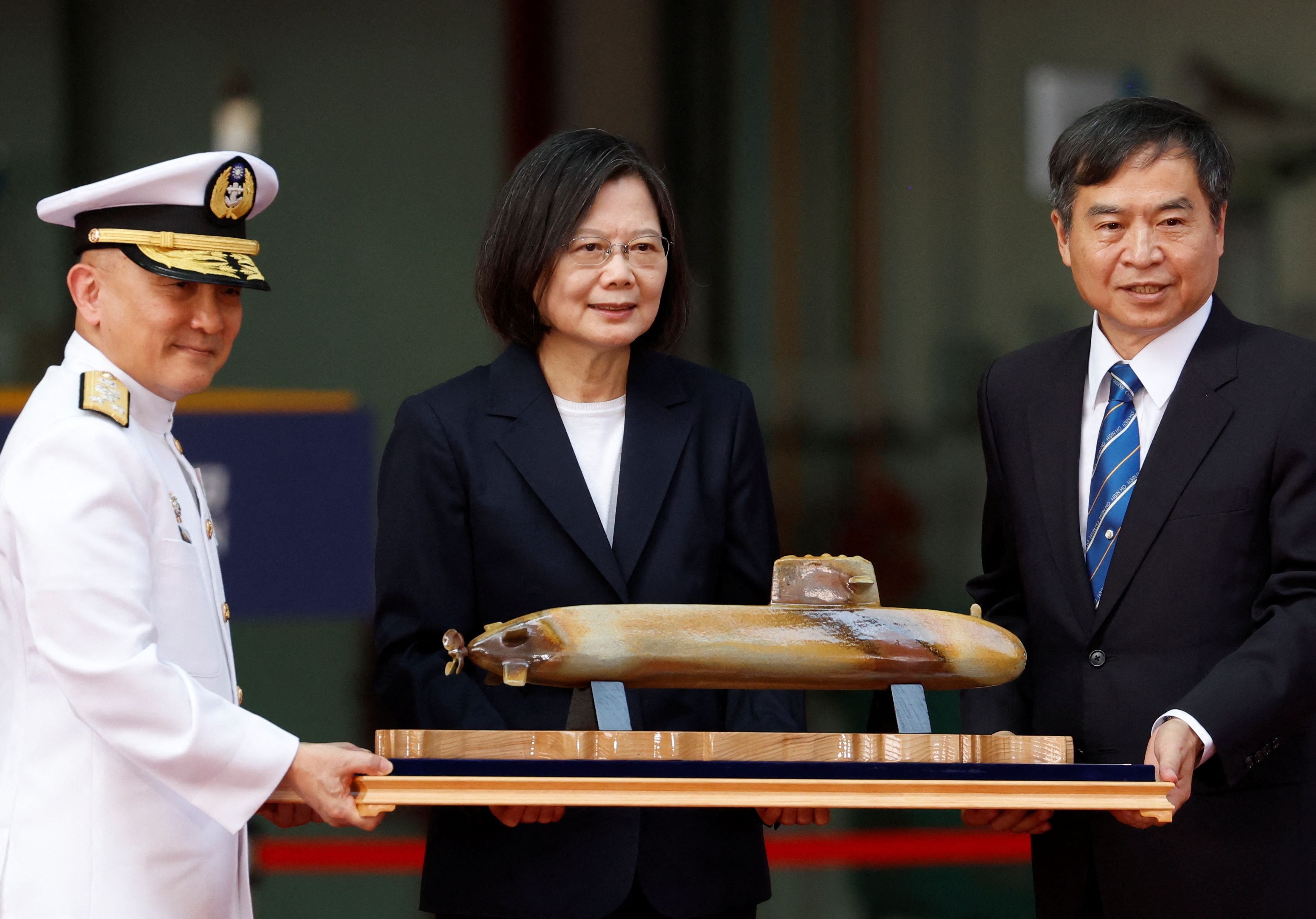 La presidenta taiwanesa, Tsai Ing-wen, afirmó en un discurso en la ciudad sureña de Kaohsiung, donde se presentó el sumergible, que el buque formará parte de los esfuerzos isleños para “proteger Taiwán”. (REUTERS)