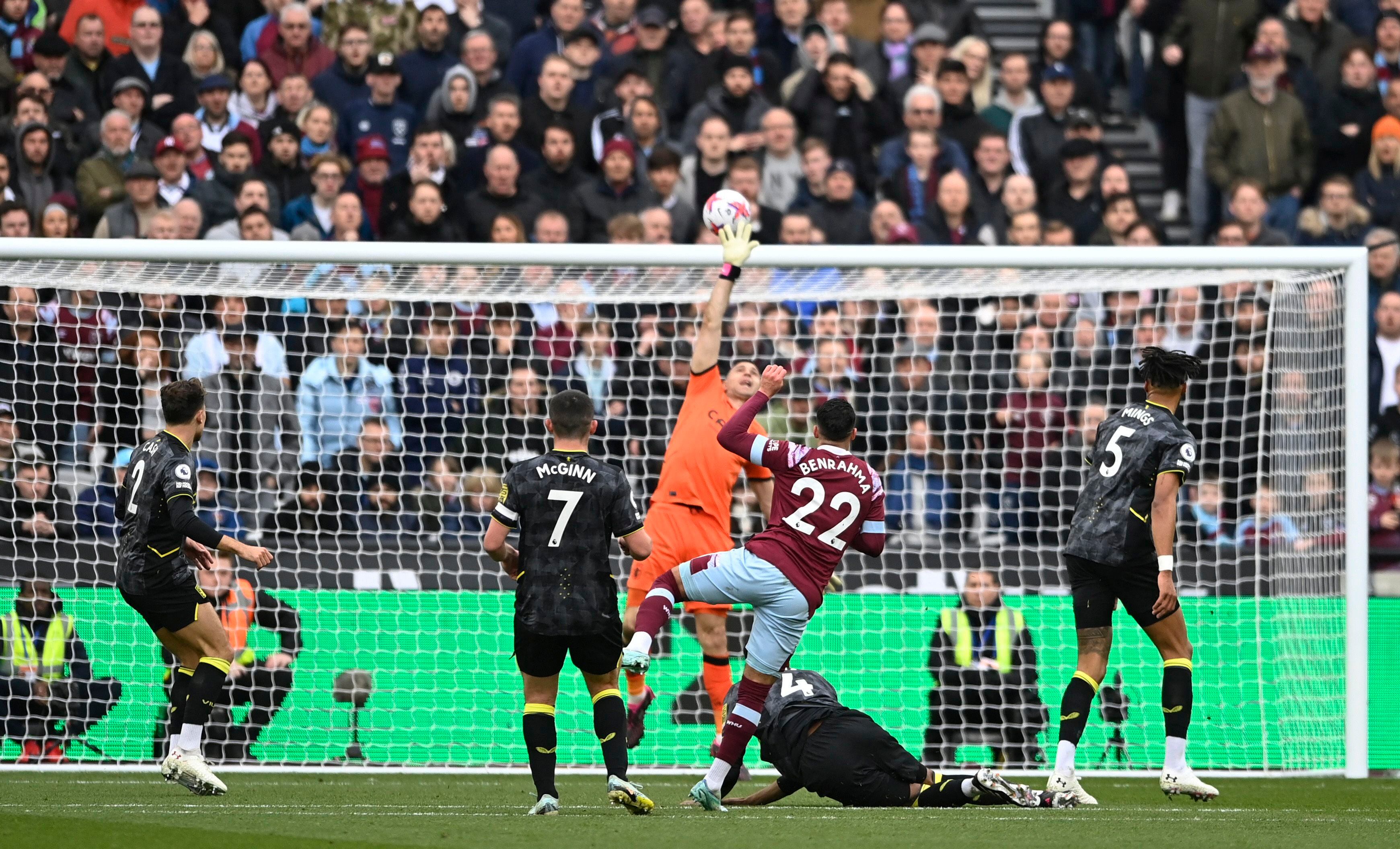 Una de las voladas de Emiliano Martínez en el empate frente al West Ham (Foto: Reuters)