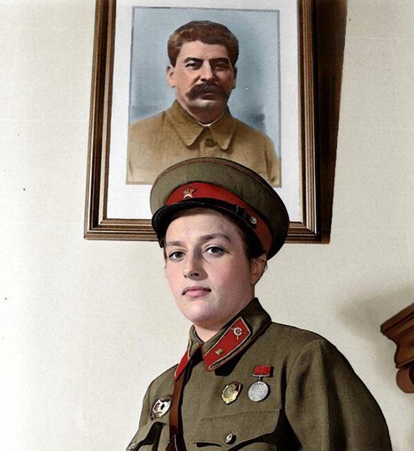 Pavlichenko junto a un retrato de Stalin. (foo