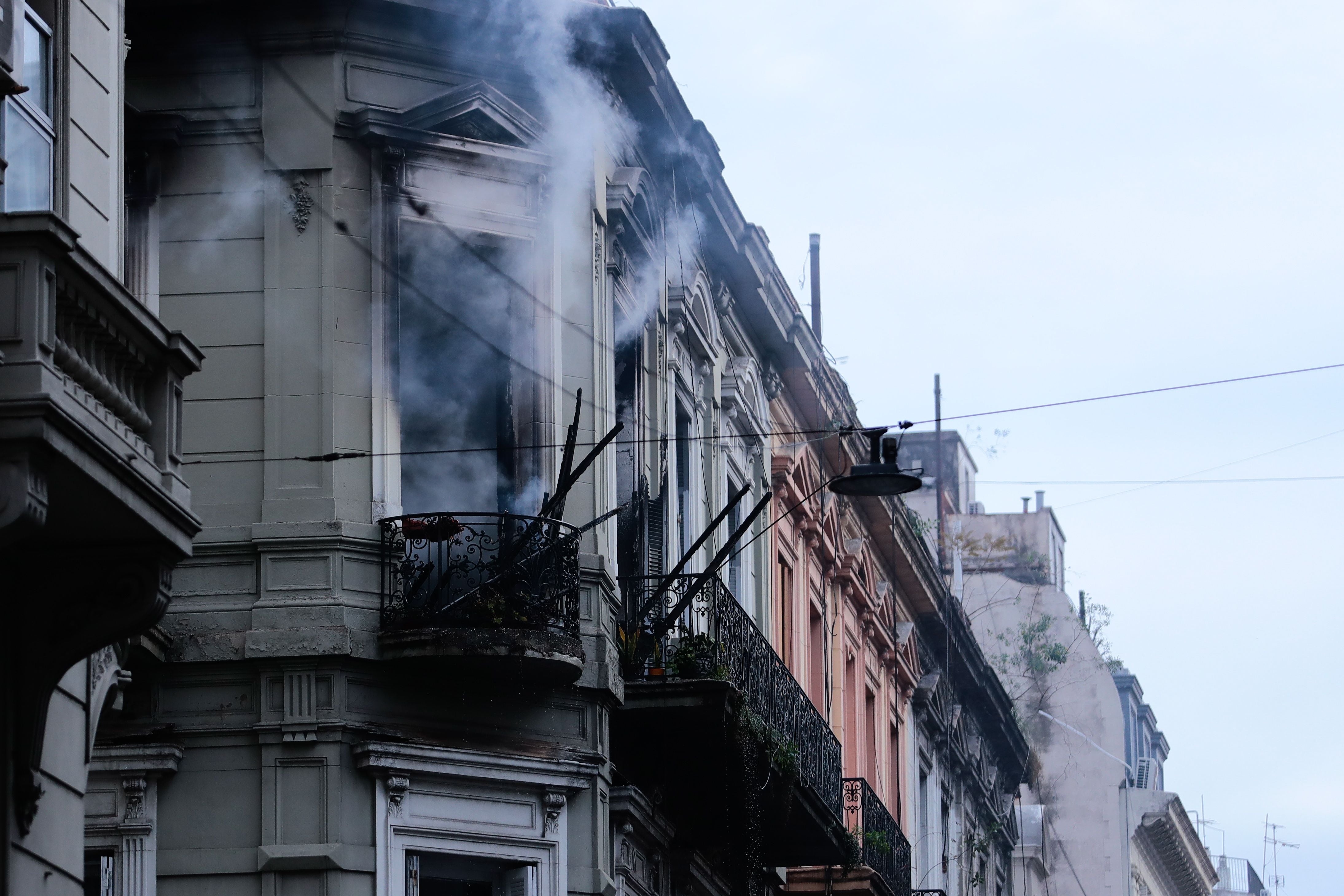 El incendio se originó en un edificio ubicado entre Libertad y Mitre, en cercanías al Obelisco. (Luciano González)