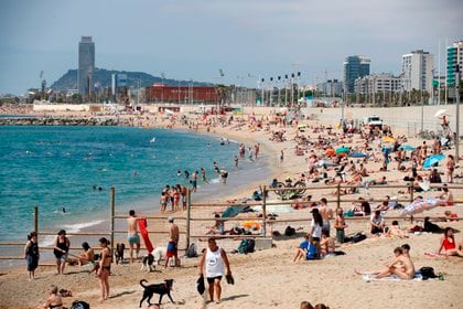 Vista de los bañistas en la playa de Llevant de Barcelona, este sábado. EFE/Toni Albir 