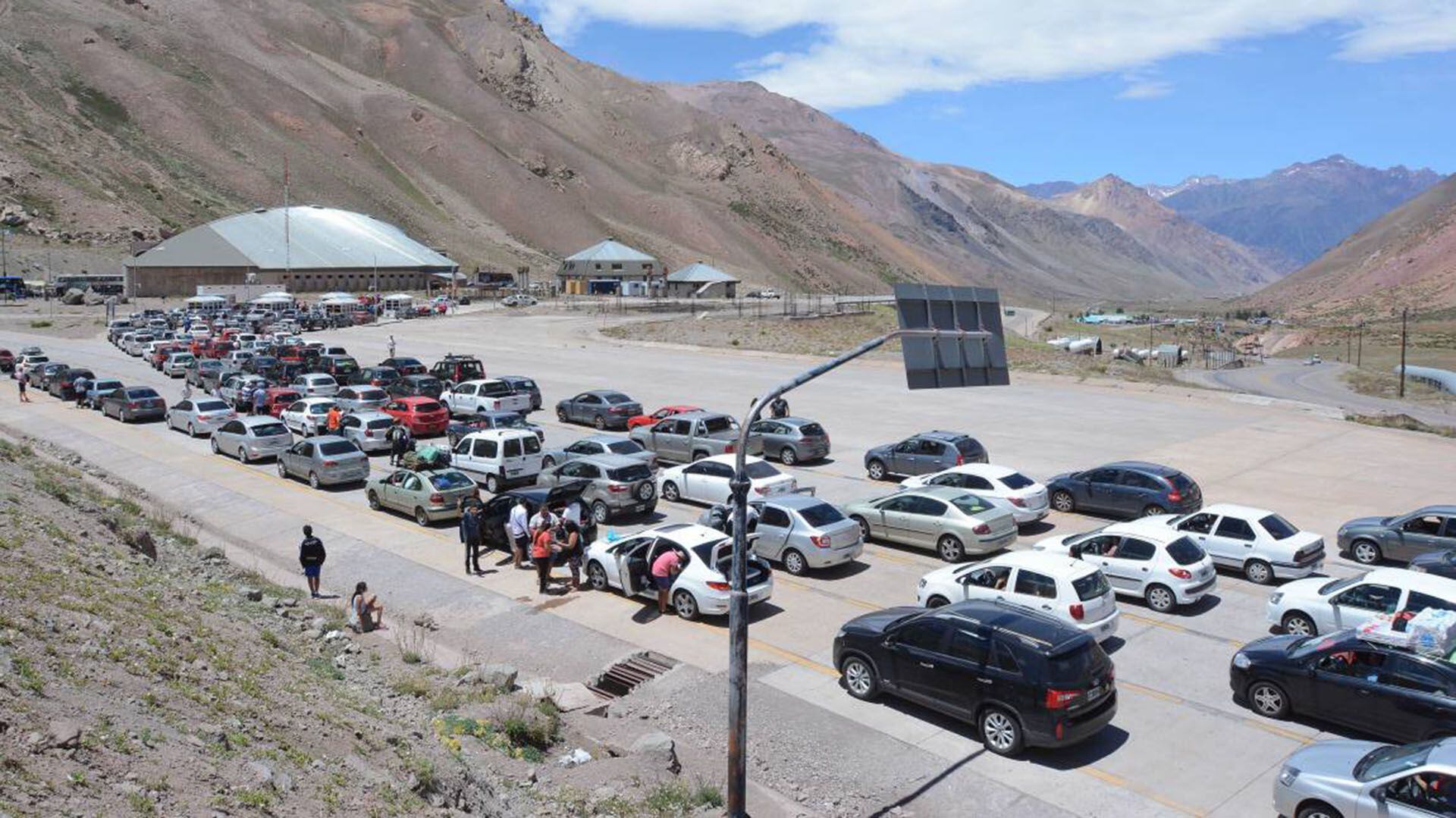 Hay demoras de entre tres y cinco horas en el Paso Cristo Redentor, en Mendoza.