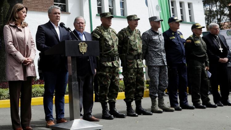 El presidente IvÃ¡n Duque junto a la vicepresidenta Marta LucÃ­a RamÃ­rez a su derecha, y el ministro de Defensa Guillermo Botero a su izquierda. (Reuters)