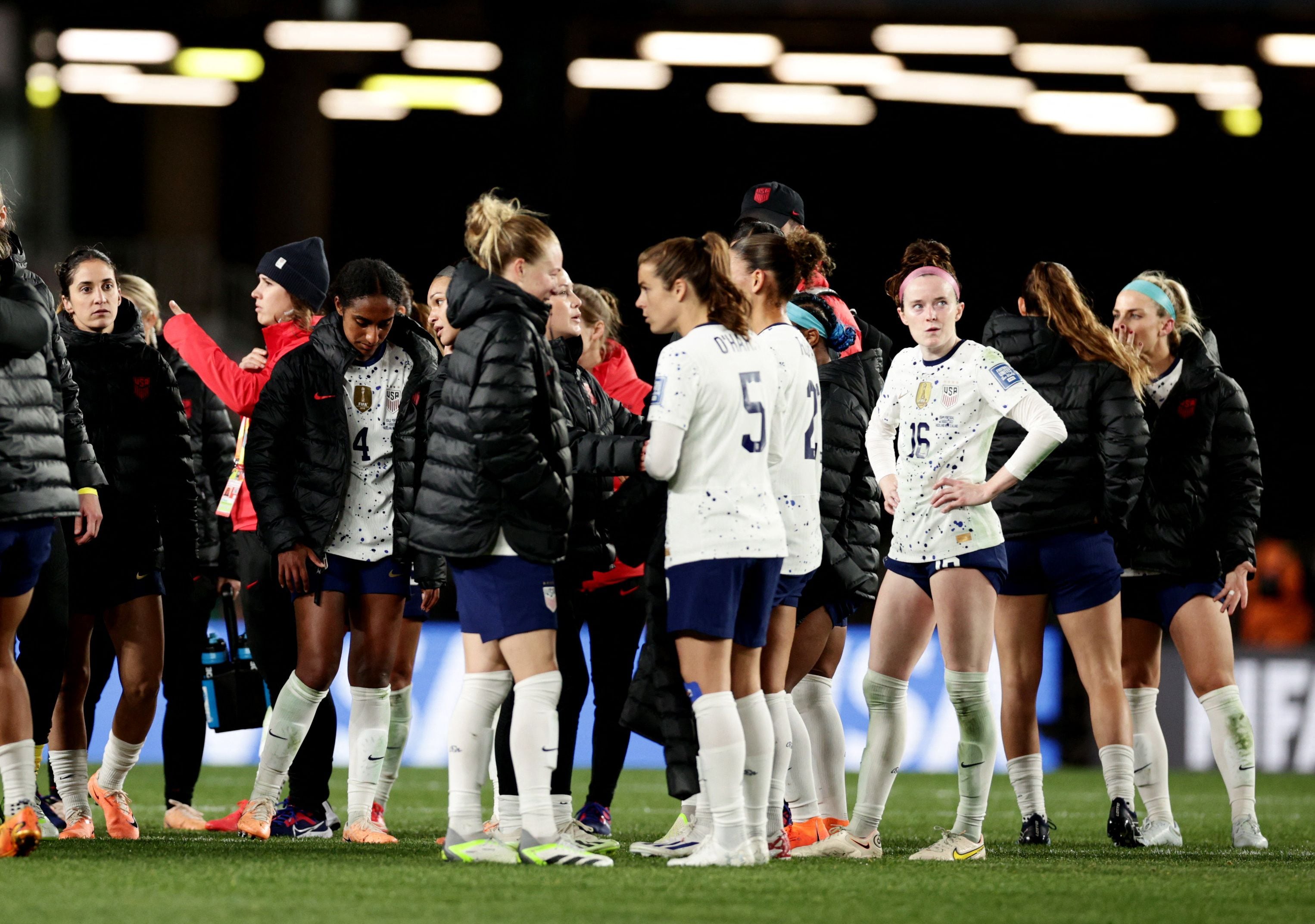 A seleção dos Estados Unidos após o empate com Portugal (REUTERS/David Rowland)
