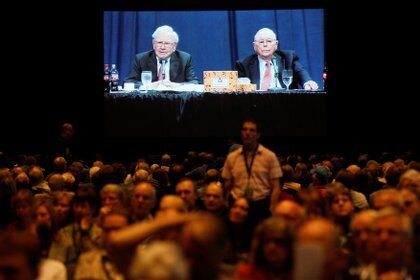 Los accionistas de Berkshire Hathaway escuchan al consejero delegado, Warren Buffett, y al vicepresidente, Charlie Munger el 3 de mayo de 2014 (REUTERS/Rick Wilking/File Photo)
