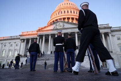 Una guardia de honor militar completa los ensayos finales mientras sale el sol en la cúpula del Capitolio de Estados Unidos antes de la inauguración presidencial de Joe Biden en Washington, Estados Unidos, el 20 de enero de 2021. REUTERS / Jonathan Ernst