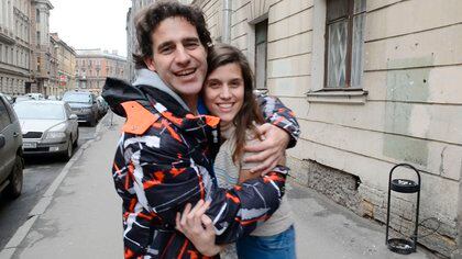 El abrazo con Camila, ya libres, en las calles de San Petersburgo. (Greenpeace)