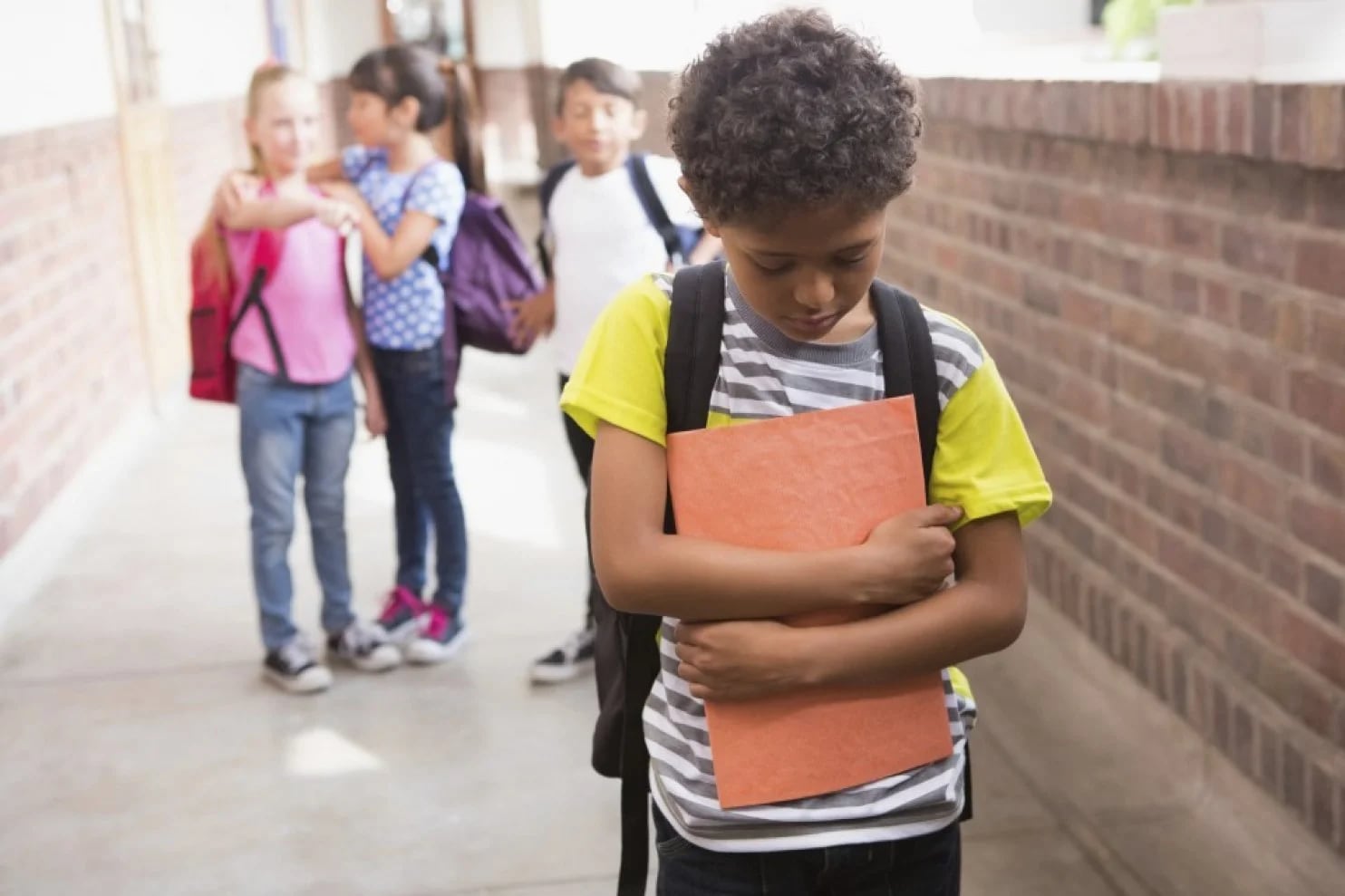 Los niños aprenden a callar si están bajo la presión de la burla de sus compañeros. (Getty Images)