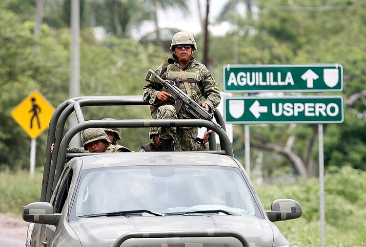 Soldados mexicanos patrullan cerca de Aguililla, Michoacán. (Foto: AP)