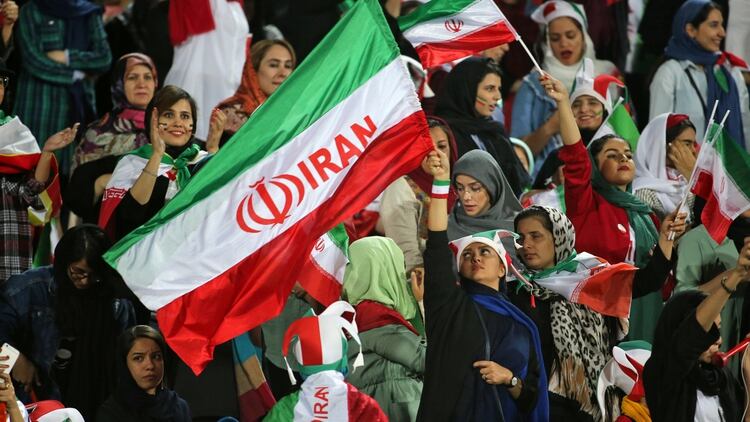 La asistencia de las mujeres a un estadio de fútbol constituye un hecho histórico en Irán (Photo by ATTA KENARE / AFP)