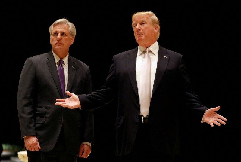 Donald Trump junto a Kevin McCarthy (REUTERS)