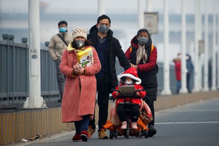 La gente llega desde la provincia de Hubei a un puesto de control en el puente del río Yangtsé en Jiujiang, provincia de Jiangxi (China), mientras el país se ve afectado por un brote de un nuevo coronavirus, el 1 de febrero,2020. REUTERS/Thomas Peter