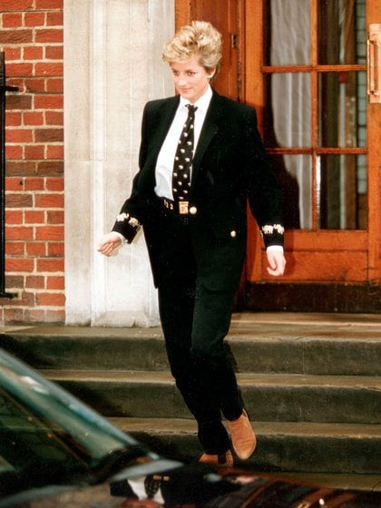 Diana en 1994, a su salida del hospital St. Marys. Era un icono de la moda y decidió retar a las revistas con atuendos masculinos, que también lograron ser tendencia (Shutterstock) 