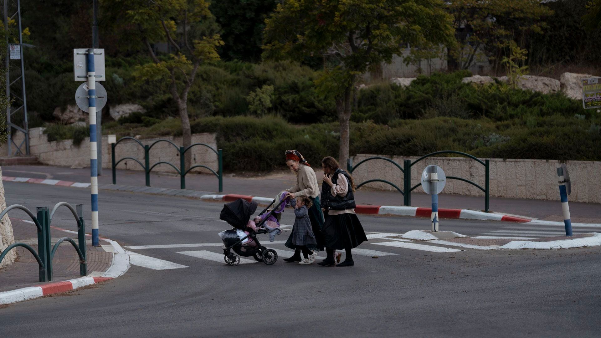 Tres niñas judías caminan por las calles de Hebrón rodeadas de miles de palestinos que no repudiaron la ofensiva terrorista que lanzó Hamas contra Israel