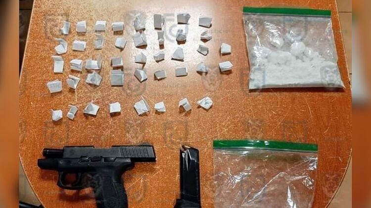 Aseguraron medio kilogramo y diversas dosis de supuesta droga cristal, así como un arma de fuego (Foto: FGJCDMX)