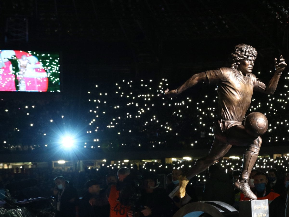 El Nápoles honra a Maradona con una estatua que homenajea a su 'D10S' -  Infobae