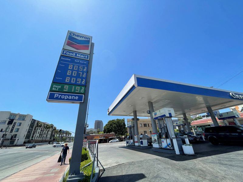 FOTO DE ARCHIVO: Los precios de la gasolina por encima de los 8 dólares en una estación Chevron en Los Ángeles, California, EEUU