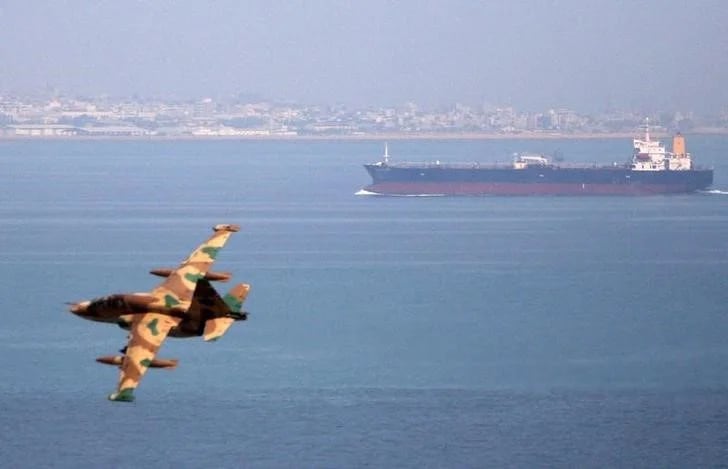 Imagen de archivo de un caza iraní pasando junto a un petrolero  (5 abril 2006. REUTERS/Fars News)