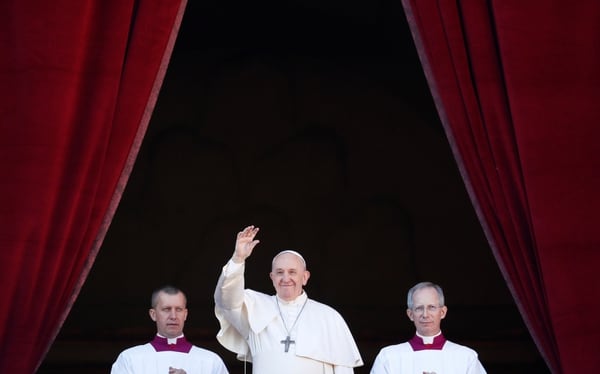 El Papa Francisco al momento de dar su mensaje Urbi et Orbi en el día de Navidad (REUTERS/Yara Nardi)
