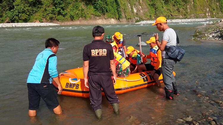 En esta foto publicada por la Agencia de Mitigación de Desastres del distrito Kaur de la provincia de Bengkulu, el equipo de rescate se prepara para buscar víctimas en el río (Agencia de Mitigación de Desastres del Distrito Kaur de la Provincia de Bengkulu vía AP)