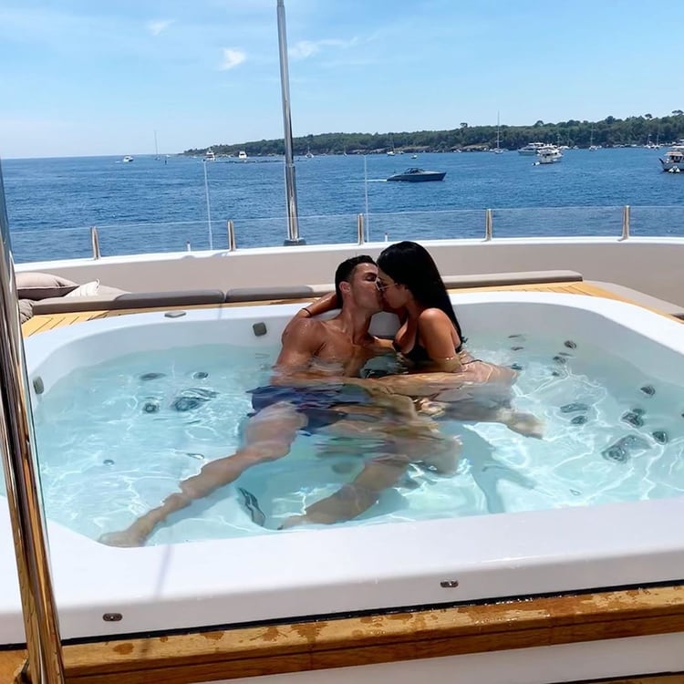 El delantero disfrutÃ³ del mar junto a su novia