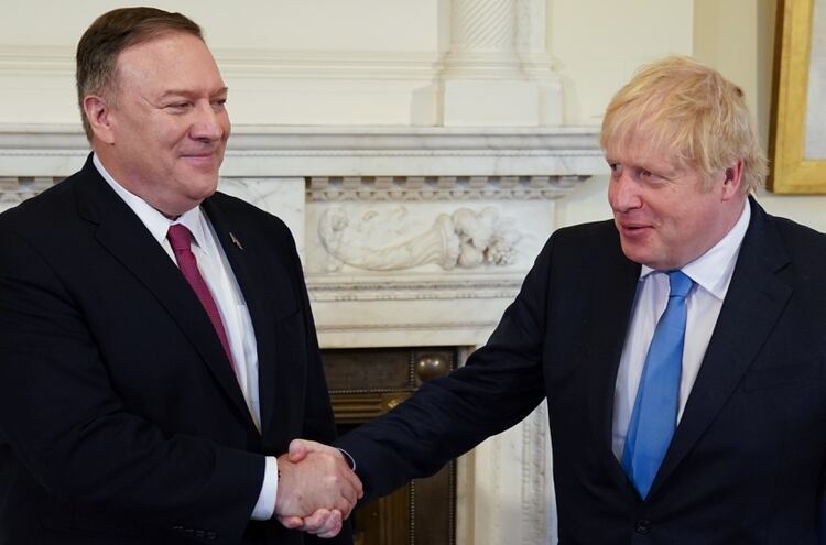 Mike Pompoe junto a Boris Johnson en Londres (REUTERS/Kevin Lamarque)