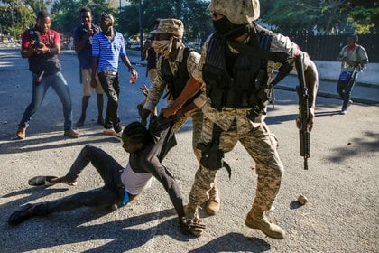 Represión en Puerto Príncipe. Desde el 7 de febrero se suceden las protestas contra la permanencia en el poder del presidente Moïse. REUTERS/Jeanty Junior Augustin