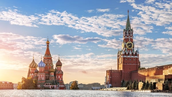La Catedral de San Basilio y la torre Spasskaya en la Plaza Roja, Moscú, Rusia (Getty Images)
