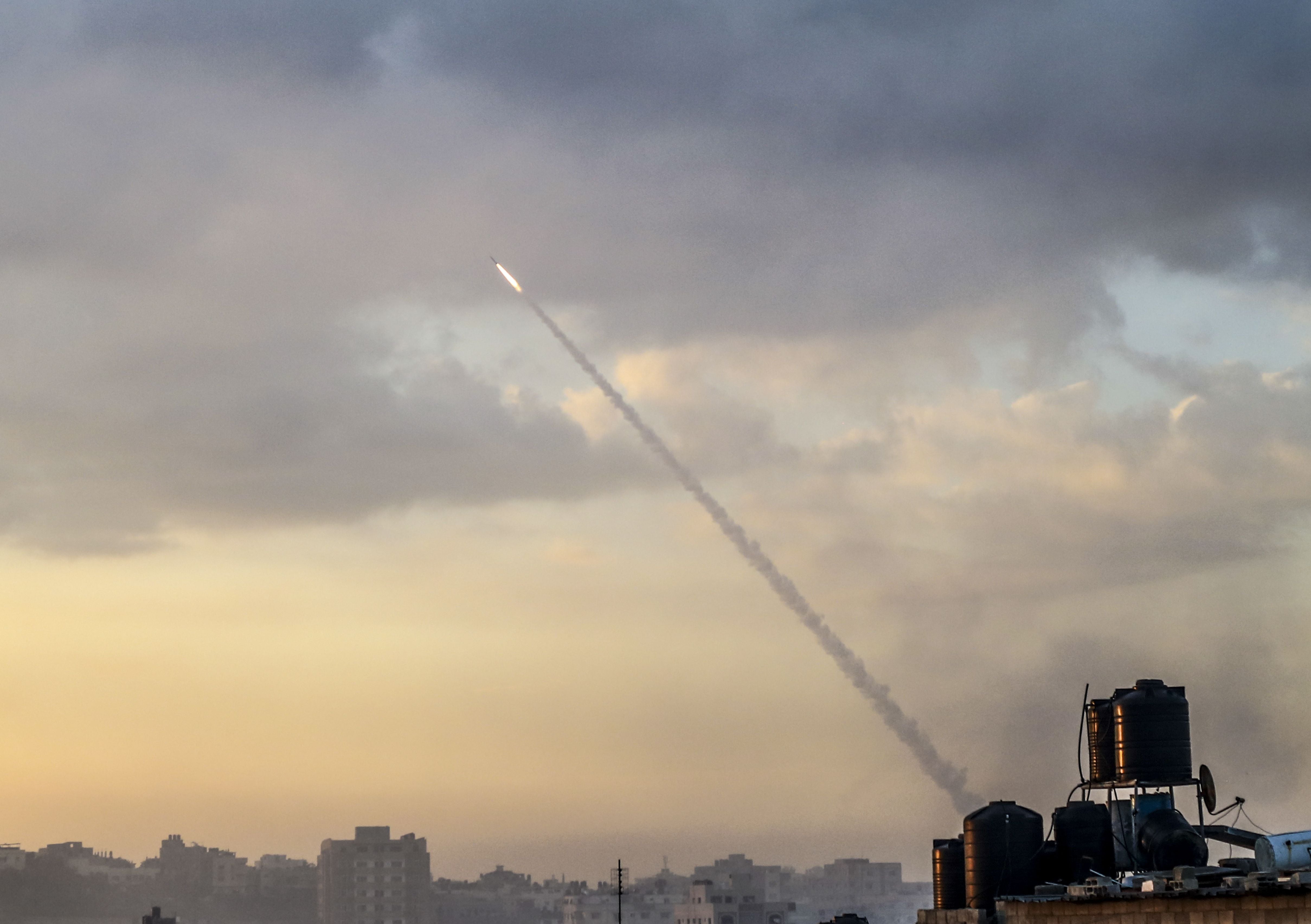 Terroristas palestinos disparan cohetes contra Israel, en Gaza, el 7 de octubre de 2023 (Europa Press)