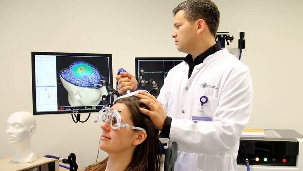 Zimerman aplicando TMS en paciente con depresión refractaria en el Hospital Universitario de Hamburgo