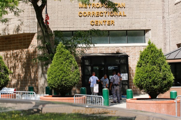 Entrada del Centro Correccional Metropolitano donde el multimillonario Jeffrey Epstein fue encontrado muerto (Reuters)