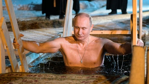 Putin está en campaña electoral y se metió en aguas gélidas para una festividad religiosa.