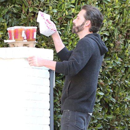 Con un look casual Ben Affleck se mostró por las calles de Los Ángeles tras haber comprado su desayuno