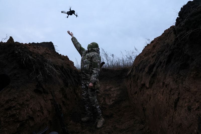 "Ghost", de 24 años, soldado de la 58ª Brigada de Infantería Motorizada Independiente del Ejército Ucraniano, atrapa un dron durante una prueba, cerca de Bakhmut, Ucrania (REUTERS/Leah Millis)
