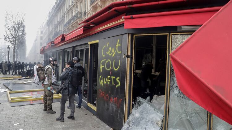 La fachada del restaurante Fouquet’s, completamente destruida (Thomas SAMSON / AFP)