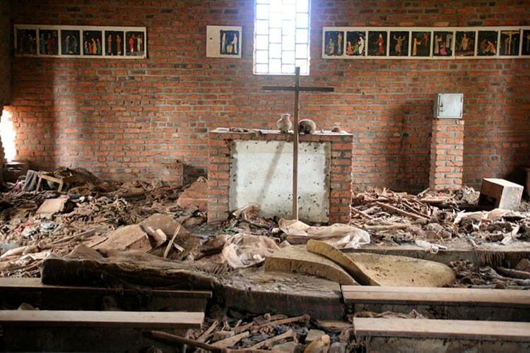 Miles de personas que trataron de refugiarse en esta iglesia ubicada en el interior profundo de Ruanda terminaron siendo masacradas. Sus restos quedaron esparcidos por todo el lugar (Scott Chacon)