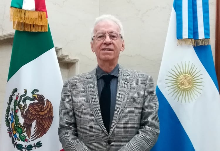 La foto oficial del embajador Oscar Ricardo Valero Recio Becerra en el portal de la Embajada de México