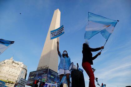Manifestantes fueron registrados, durante un protesta contra el gobierno del presidente Alberto Fernández, por las medidas restrictivas para contener la pandemia, en Buenos Aires (Argentina). EFE/Juan Ignacio Roncoroni 