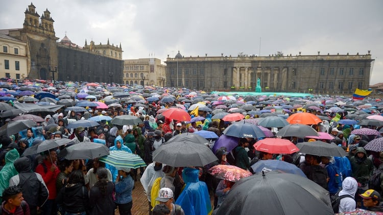 Manifestantes en Plaza Bolívar entonaron el himno nacional colombiano (Photo by RAUL ARBOLEDA / AFP)