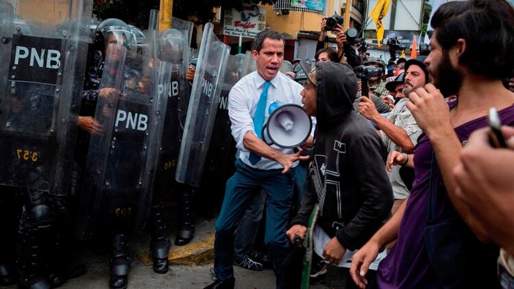 Guaidó intenta controlar violencia en la manifestación