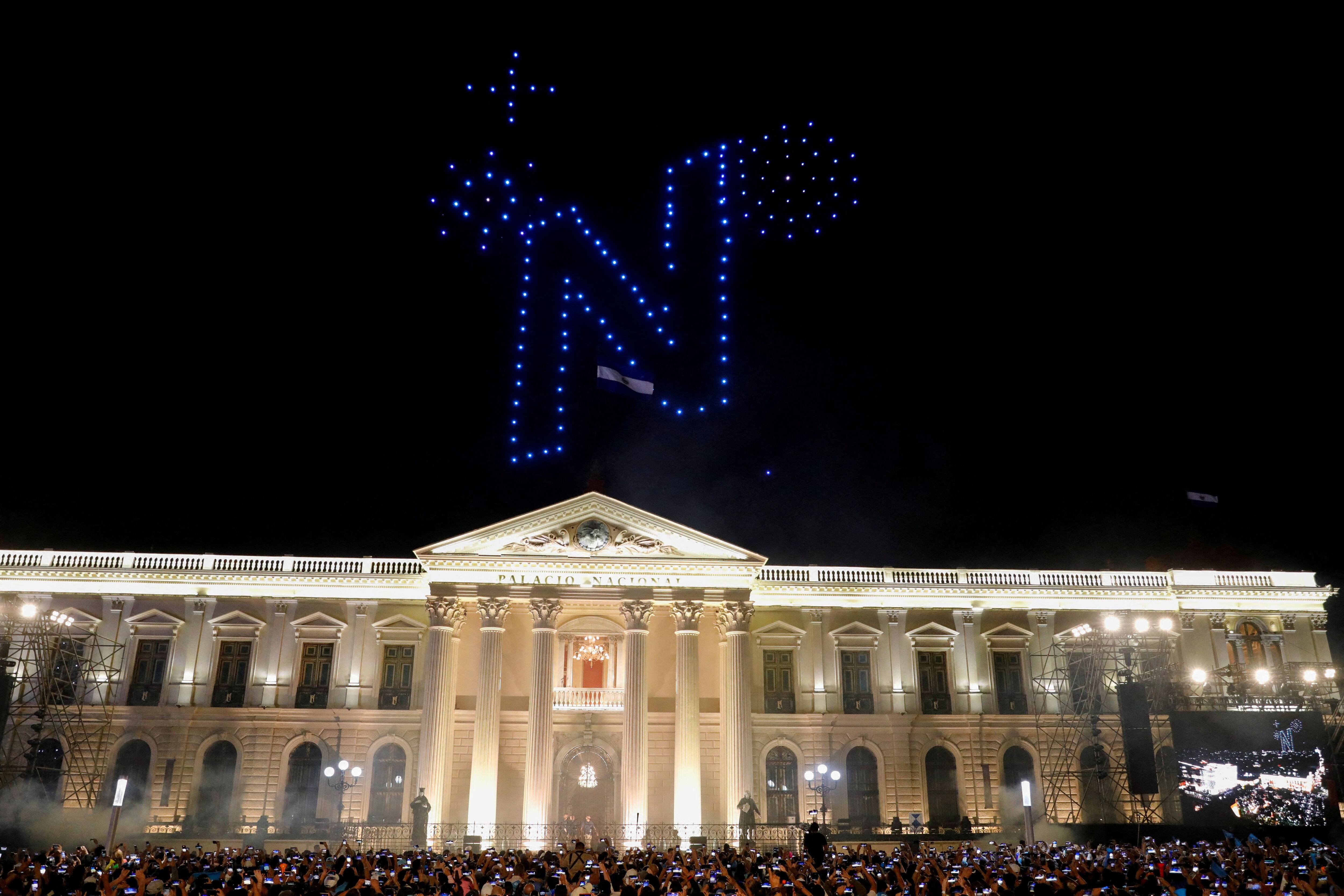 La letra "N" hecha con drones sobre el Palacio Nacional (REUTERS/Jose Cabezas)