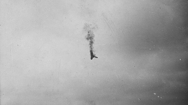 Un aviÃ³n en llamas cae del cielo<br> Museo de la Primera Guerra Mundial de Kansas 163